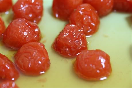 Tiếp tục đun cho nước đường cạn hẳn, đường keo lại, cà chua trở thành mứt cà chua khô và bóng, trong, có màu tươi.