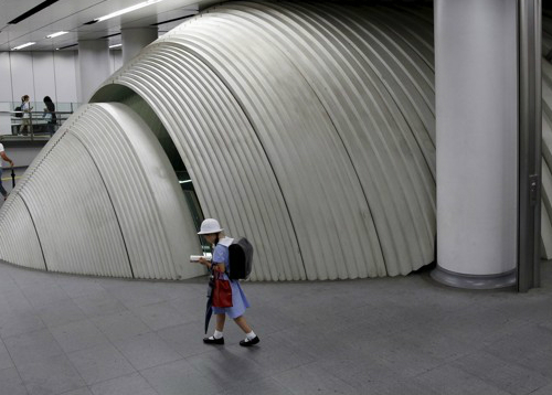 Một em bé Nhật Bản tự đi bộ ra ga tàu điện ngầm.