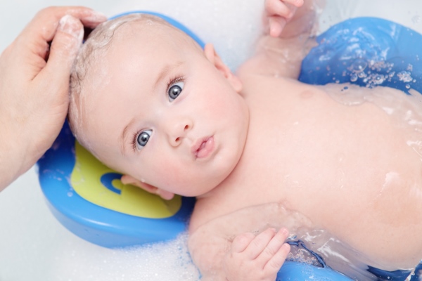Khi trẻ bị tổn thương ngoài da mẹ nên hạn chế tắm cho bé