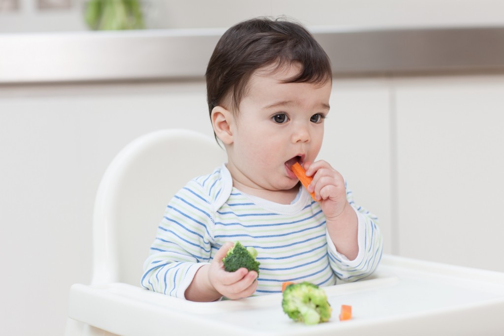 Cung cấp cho trẻ chế độ ăn uống giàu dinh dưỡng, đa dạng các loại thực phẩm như rau xanh, trái cây, ngũ cốc…