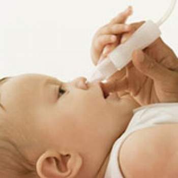 Nước muối sinh lý sẽ giúp tiêu diệt vi khuẩn trong khoang mũi, bảo vệ hệ hô hấp của trẻ.