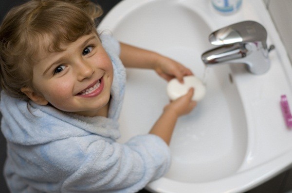 Rửa tay thường xuyên với xà phòng diệt khuẩn trước khi ăn và sau khi đi vệ sinh.