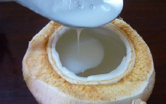 Đợi bề mặt thạch trong quả dừa se se lại bạn đổ tiếp lớp thạch nước cốt dừa ở bước 3 lên trên.