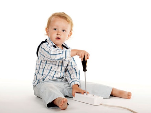 Hãy bịt kín các ổ điện và cất các thiết bị điện không dùng đến để tránh trẻ mang chúng ra làm trò chơi