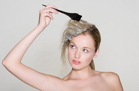 Việc thường xuyên tẩy tóc, dùng thuốc nhuộm khiến mái tóc của bạn trở nên cứng đơ và xơ xác.