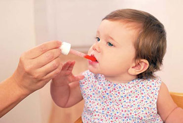 Cha mẹ nên cẩn thận chọn thuốc ho cho con và làm theo lời khuyên của bác sỹ. Nhiều thuốc ho như codein chỉ dành cho người lớn trên 18 tuổi.