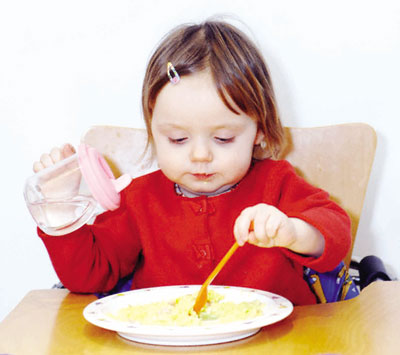 Chế độ ăn chay không cung cấp đầy đủ calo, làm giảm mức năng lượng của trẻ, khiến bé chậm phát triển.