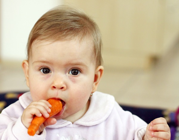 Trẻ từ 8 đến 10 tháng trẻ chủ yếu ăn dặm và ăn bốc