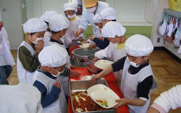 Học sinh Nhật Bản không chỉ đơn thuần đến bữa ngồi vào bàn ăn mà còn phải tham gia chuẩn bị và phục vụ cho bữa trưa – đây là một phần bắt buộc trong chương trình giáo dục.