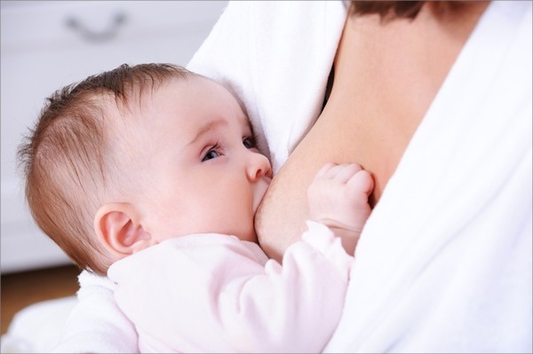 Giai đoạn từ sơ sinh đến 4 tháng trẻ chủ yếu là ti mẹ