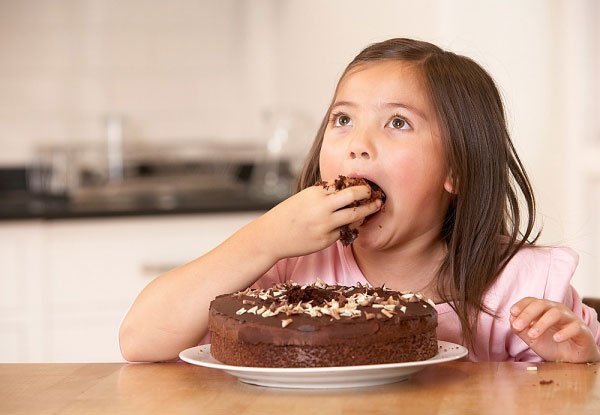 Trẻ có nguy cơ mắc bệnh béo phì nếu ăn nhiều đồ ngọt​