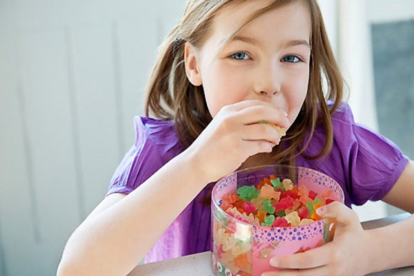 Trẻ ăn nhiều đồ ngọt sẽ ảnh hưởng đến chức năng của bạch cầu, làm thay đổi thành mạch máu, giảm sức đề kháng dẫn tới trẻ dễ bị viêm dị ứng và gặp các vấn đề về da