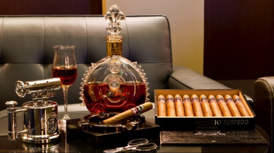 Thưởng thức xì gà cùng với một ly rượu Cognac, Whiskey, một ly rượu vang chát đậm hay rượu chát porto