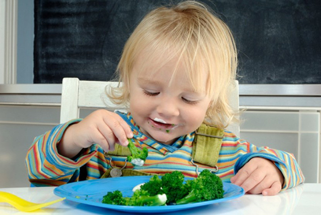 Bé 10 tháng tuổi có thể tham gia tích cực hơn trong giờ ăn bằng cách tự ăn và tự uống​