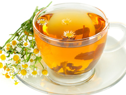 Massage cho trẻ​ bằng trà hoa cúc giúp bé giảm sốt nhanh