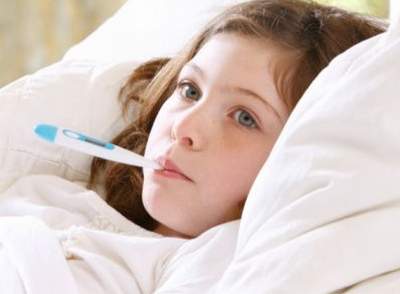 Trẻ bị sốt co giật có thể do yếu tố di truyền gây ra