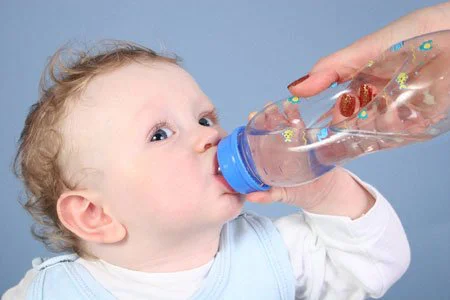 Khi con bị sốt nên cho trẻ uống nhiều nước