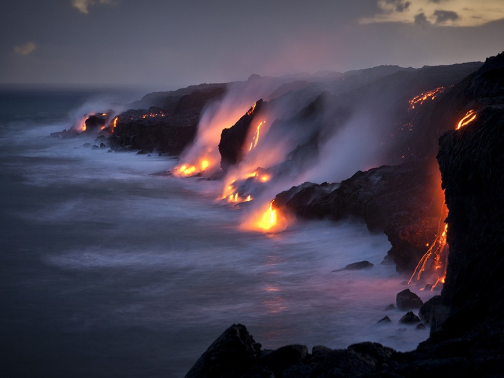 Công viên quốc gia núi lửa Hawai, Mỹ: Tới đây, du khách sẽ được chiêm ngưỡng cảnh tượng nham thạch đỏ rực chảy vào Thái Bình Dương. Ngoài ra, bạn sẽ còn được khám phá những bờ biển, rừng mưa và hệ động thực vật hoang dã của công viên này. Ảnh: National Geographic.
