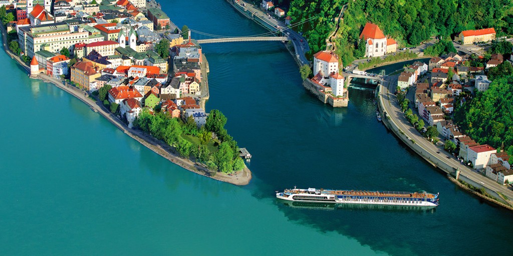 Sông Danube: Với chiều dài gần 2.900 km, sông Danube chảy từ rừng Đen ra biển Đen, giữ vị trí quan trọng trong lịch sử Trung và Đông Âu. Cách đây 2.500 năm, Herodotus đã gọi Danube là “con sông vĩ đại nhất”. Chảy qua 10 quốc gia, dòng sông sẽ đưa du khách tới các nhà thờ Gothic được xây từ thế kỷ 13 hay ngắm nhìn vùng Transylvania thơ mộng. Ảnh: Adventuresbydisney.