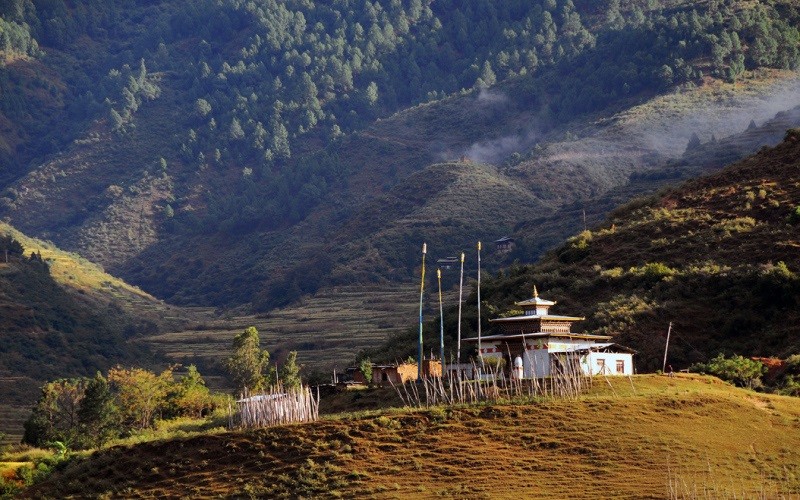Đông Bhutan: Vương quốc Phật giáo Bhutan là một vùng đất xa lạ với khá nhiều người. Phần lớn du khách thường tới thung lũng Paro, nơi có nhiều khách sạn và dịch vụ. Đông Bhutan gần như còn nguyên sơ, ít bóng khách du lịch. Bạn có thể đăng ký các tour 2 ngày bằng xe địa hình để khám phá khu vực này. Ảnh: Ahyubada.