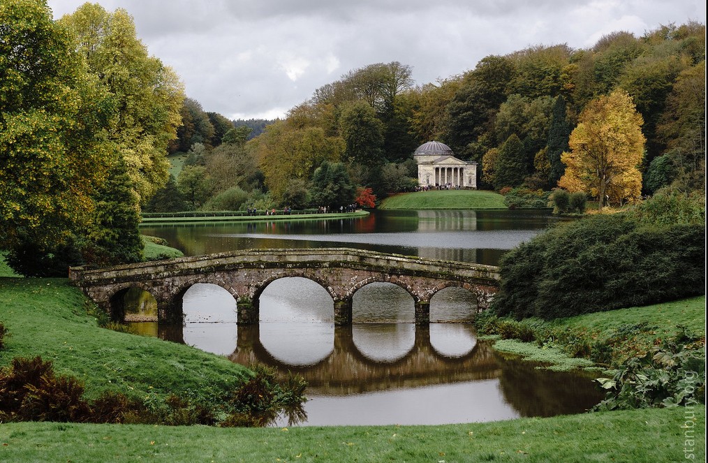 Vườn của Capability Brown, Anh: Nhà thiết kế thuộc thế kỷ 18 Lancelot Brown đã thay đổi các khu dinh thự đồng quê ở Anh. Ông đã biến những khu vườn kiểu cũ thành các công viên xanh trải rộng. Ảnh: Standbury.
