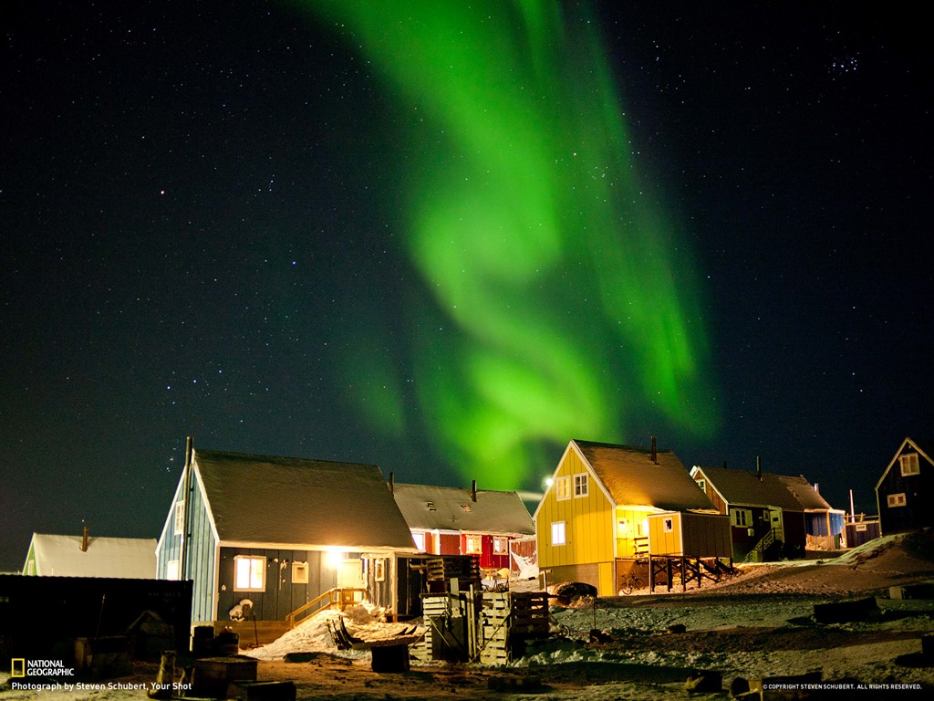 Greenland: Tới đây, bạn sẽ được trải nghiệm thế giới tự nhiên qua nhiều giác quan: nghe gió thổi trên nền tuyết, ngắm nhìn dải cực quang, hít thở không khí vùng cực trong lành, cảm nhận bờ đá gập ghềnh dưới chân. Greenland cho du khách cảm giác như lạc vào trong thế giới cổ tích. Ảnh: National Geographic.​​​​