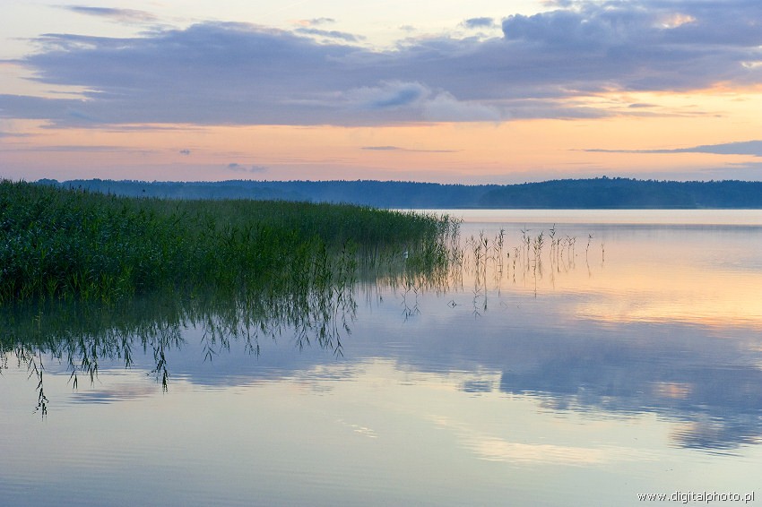 Quận hồ Masurian, Ba Lan: Có thể nói đây là một vùng đất kiểu châu Âu điển hình, với hơn 2.000 hồ nước được kết nối bằng sông và kênh rạch. Du khách có thể trải nghiệm văn hóa địa phương, đi thuyền trên hồ, câu cá, tìm nấm và khám phá rừng rậm. Vào mùa hè, các hồ của Masuria là địa điểm quen thuộc của những người đi thuyền buồm và yêu bơi lội. Ảnh: Digitalphoto.