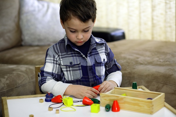 Trẻ tự kỷ thích chơi một bộ phận của đồ chơi thay vì chơi cả món đồ​