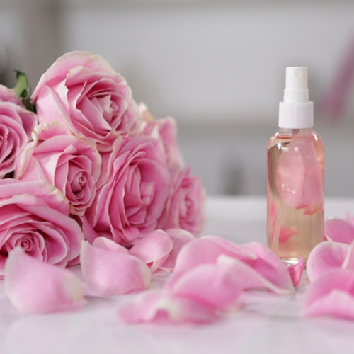 Hoa hồng là một chất làm se tuyệt vời, hỗ trợ trong việc thắt chặt các mô da và điều trị nếp nhăn trên da. 
