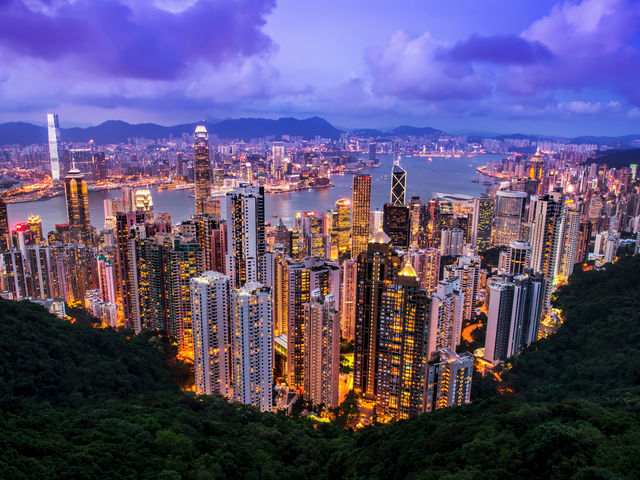 Từ đỉnh núi này có thể ngắm nhìn trung tâm Hồng Kông, bến cảng và các đảo chung quanh. 