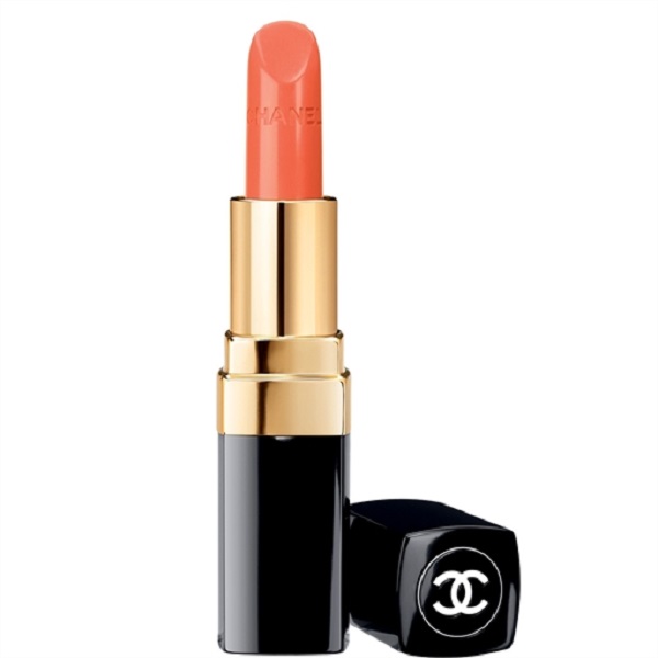 Chanel Rouge Coco Ultra Hydrating Lip Colour màu Sari Dore lại là màu san hô thiên hồng với chất son bóng nhẹ.