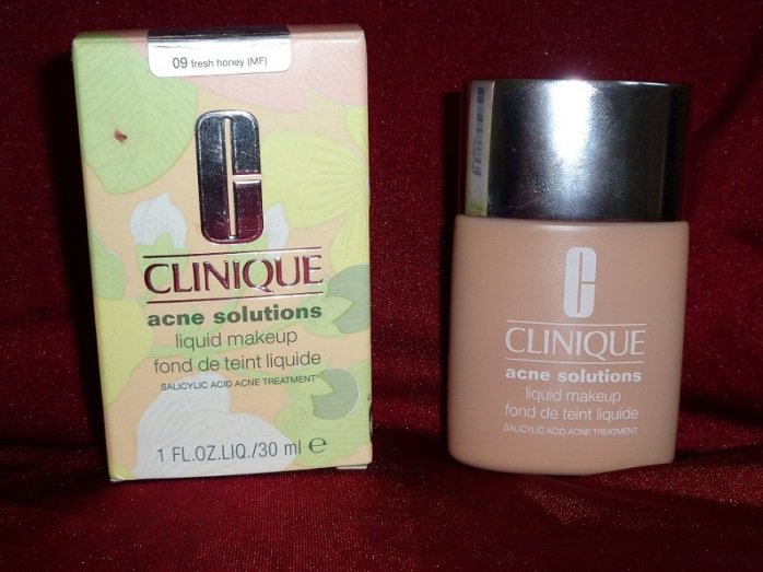 Clinique Acne Solutions Liquid Makeup mỏng nhẹ cho da dầu hoặc da mụn cần độ che phủ mịn màng và hiệu quả làm sạch da.