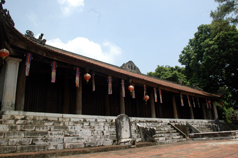  chùa có tới 104 gian, được lập từ thời vua Lý Cao Tông năm 1185, là ngôi cổ tự nổi tiếng ở Việt Nam.