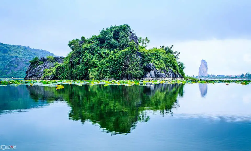 Hồ Quan Sơn đẹp bởi sự pha quyện giữa những ngọn núi đá vôi lừng lững bên mặt Hồ, trên mặt nước là những thảm thực vật phong phú