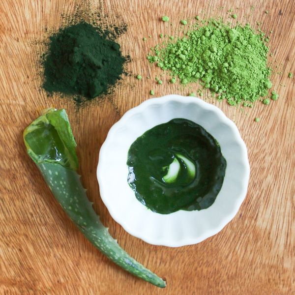 mặt nạ dưỡng matcha được làm từ: lô hội, tảo chorella và bột trà xanh.