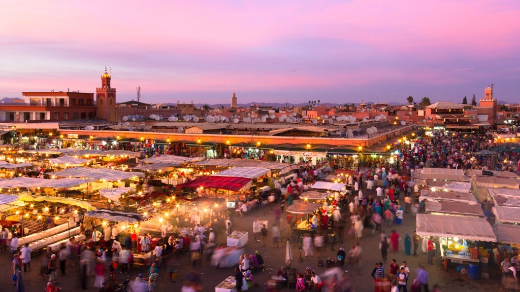 Marrakesh là một trung tâm kinh tế lớn với vô vàn nhà thờ, cung điện, vườn tược...