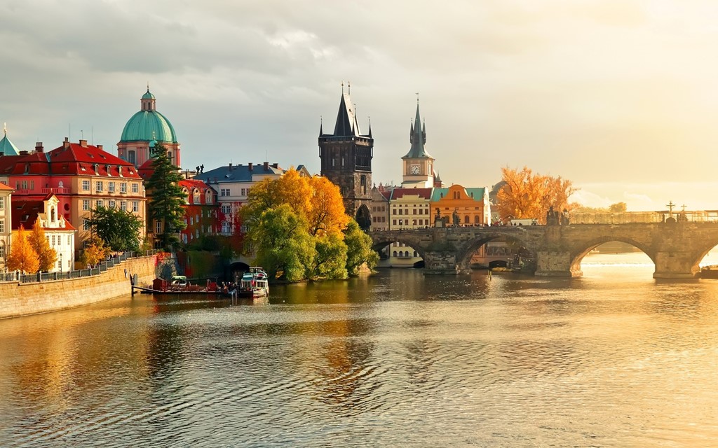 Tại Prague, du khách có thể khám phá các bảo tàng, lâu đài, nhà thờ, và những lối đi nhỏ vào các quán café.