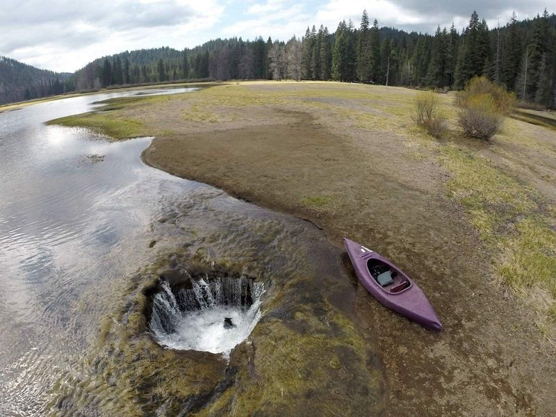 Hồ nước mất tích phía Nam Oregon, Mỹ