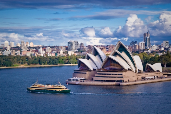 Nơi đây có hàng hà sa số điểm thăm quan như thành phố Sydney, Melbourne, đảo Giáng sinh