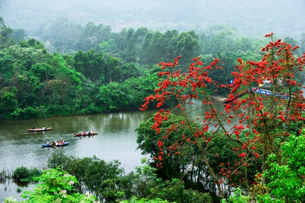 Chùa Hương là mảnh đất có phong cảnh nên thơ, hữu tình sông nước