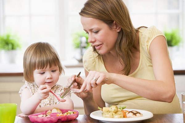 Chế độ thực phẩm phù hợp đặc biệt quan trọng trong việc nuôi dạy một đứa trẻ thông minh. 