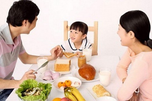 Nếu muốn con khỏe mạnh, bạn cần phải tạo thói quen ăn uống lành mạnh cho con.