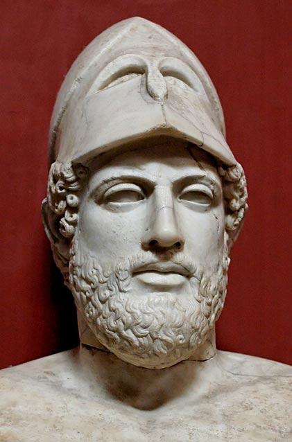 Đền thờ này được xây dựng theo đề xuất của Pericles, vị tướng lĩnh lãnh đạo Athens trong thế kỷ 5 TCN. Tượng bán thân Pericles, bản mô phỏng La Mã của một nguyên bản Hy Lạp có niên đại từ khoảng 430 TCN. 