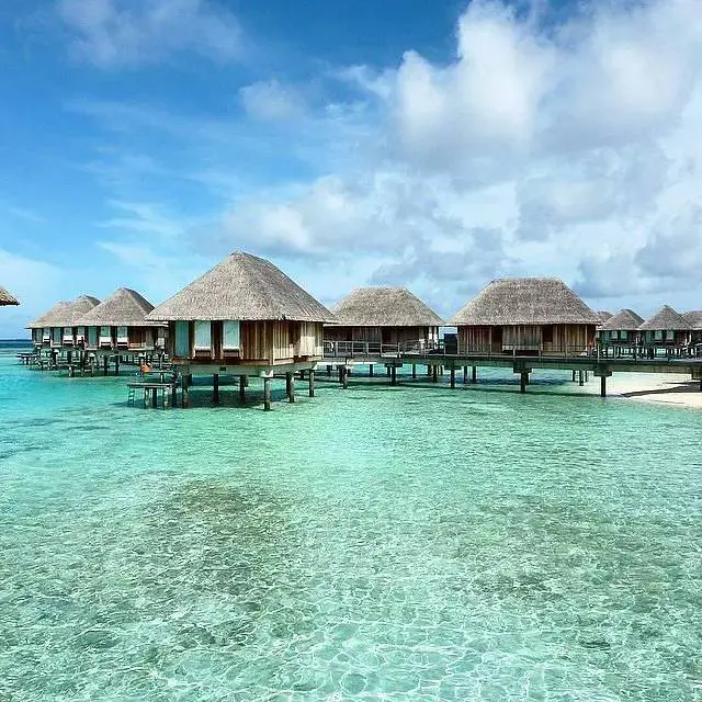 Ngắm nhìn bầu trời trong xanh ở Maldives, khiến cho bạn như được trở lại mối tình đầu của mình.