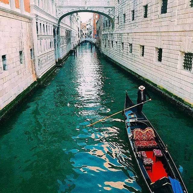 Tới Venice ngồi thuyền tham quan, bạn sẽ cảm thấy thành phố mang một phong cách hoàn toàn khác nhau.