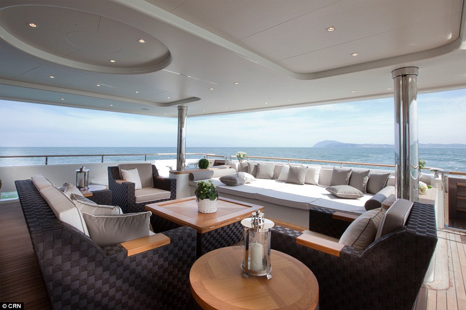 Du khách trên du thuyền có thể chọn một nơi để ngồi cả ở trong nhà và ngoài trời.