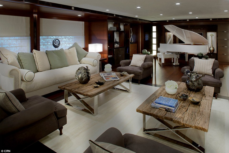 Khu vực sinh hoạt ấm cúng kết hợp ghế sofa thanh lịch với bàn gỗ lũa và tác phẩm điêu khắc cao cấp.