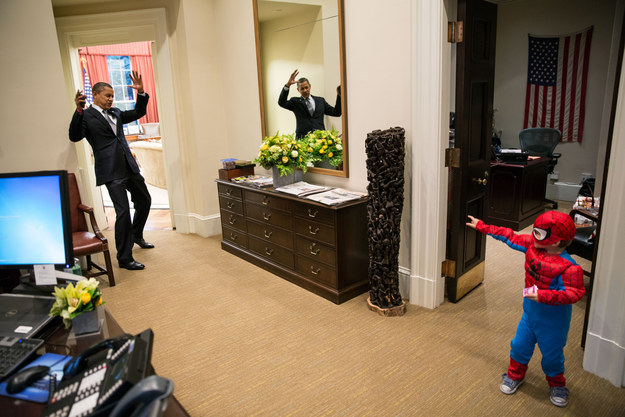 Ông Obama giả vờ bị bắt bởi một Spider Man nhí, con trai của một nhân viên Nhà Trắng, bên ngoài phòng Bầu dục hồi tháng 10/2012. (Ảnh: White House)