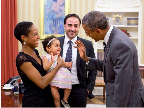 Chưa bao giờ ông Obama “quên” để ý đến những thiên thần nhỏ. (Ảnh: White House)