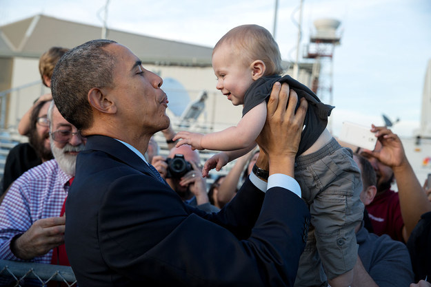 Người đàn ông mà “cứ thấy trẻ con là lao vào ôm ấp”… (Ảnh: White House)